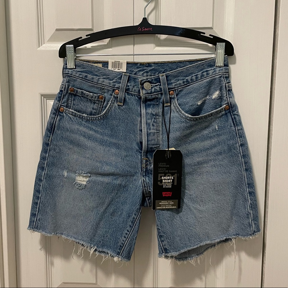 Levi’s Mid Thigh Short